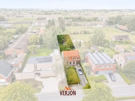 te renoveren woning met enorm perceel van 2.251 m² in emelgem!