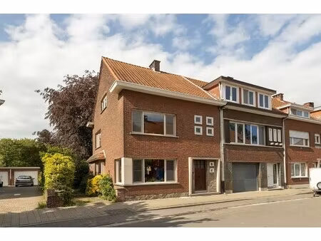 centraal gelegen woning met garage in dorpscentrum.
