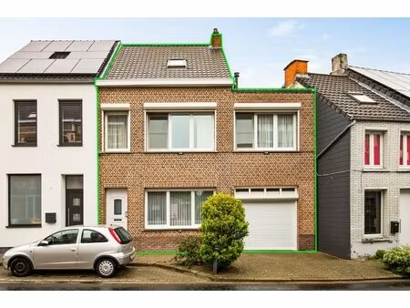 te renoveren woning met drie slaapkamers en een garage in kessel