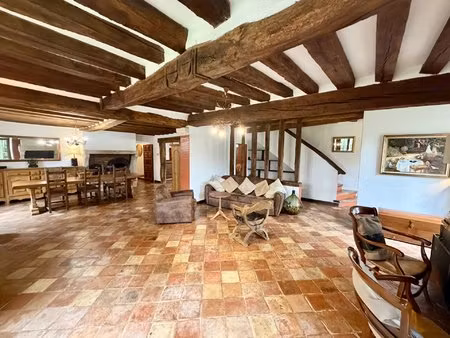 propriété 280 m² 5 chambres terrain : 1219m² piscine dpe : d