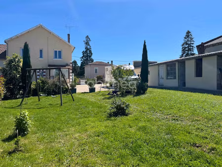 maison rénovée avec terrain et dépendances.