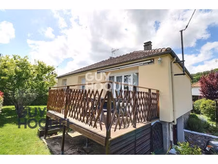 maison traditionnelle avec école et commerces à pied