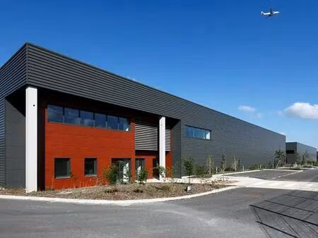 location local d'activités 997 m²