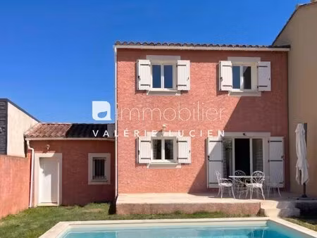 maison lumineuse avec piscine et terrasse