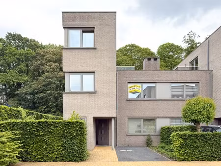 rustig gelegen woning met 3 slaapkamers  dressing  bureau  tuin en garage
