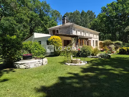 maison familiale  sans voisinage immédiat  4 chambres et garages