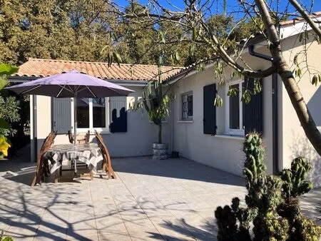 au coeur d'un jardin paysagé maison 3 chambres possibilité 4 à 15 minutes de l'océan
