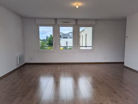 location appartement 4 pièces 77m²