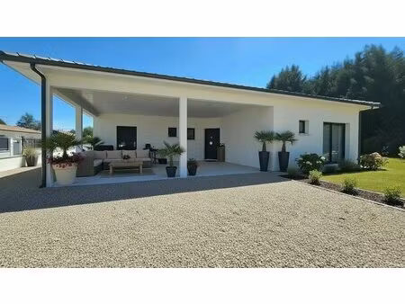maison moderne proche commodités avec jardin et terrasse
