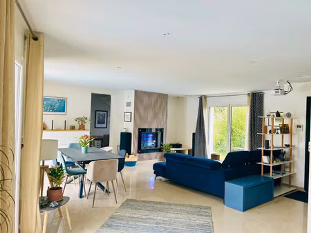 contemporaine de plain pieds elegante nord de tours terrain 1.400m² arbore piscine chauffe