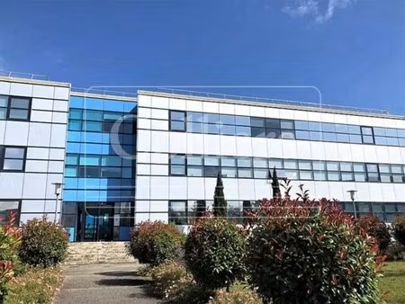 location bureaux 97 m² à 3 074 m²