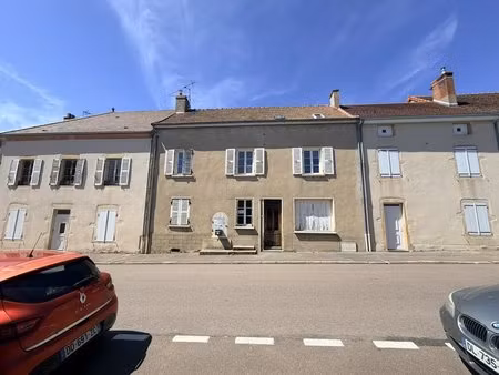 maison de village à rénover  motoyenne par deux cotés.