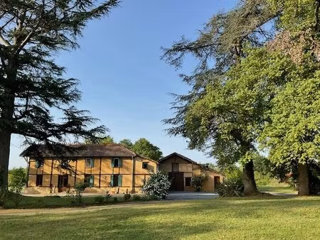 une propriété de style de vie magnifiquement rénovée avec vue sur les pyrénées dans la...