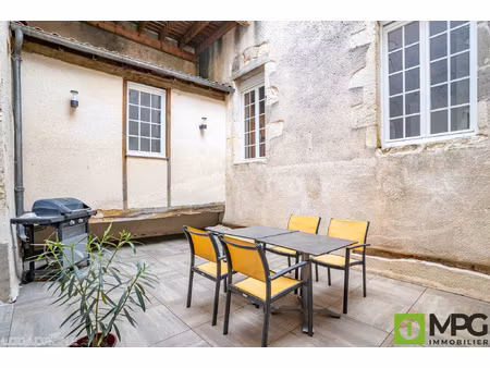 monflanquin maison de village rénovée  3 chambres avec local