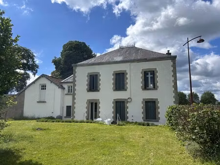 une grande maison de village avec des dépendances et plus de 5 800 m² de terrain !