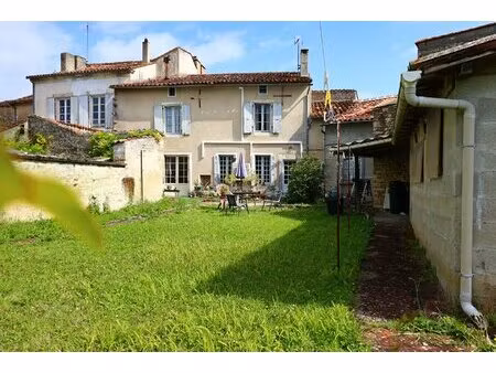 maison de ville pleine de charme avec jardins et garage