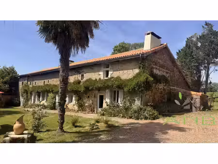 superbe longère de 290 m2 rénovée avec 8 hectares de terrain