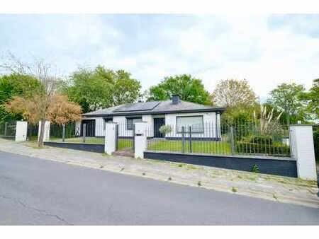 magnifique villa 4 façades avec jardin et garages !
