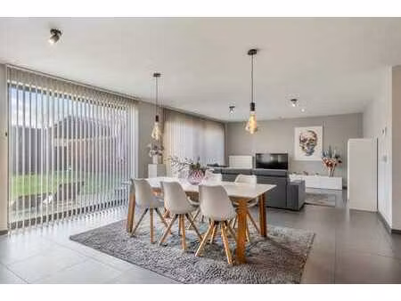 appartement au rez-de-chaussée avec jardin et garage box à g