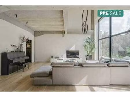 maison architecturale avec une atmosphère de loft unique à c