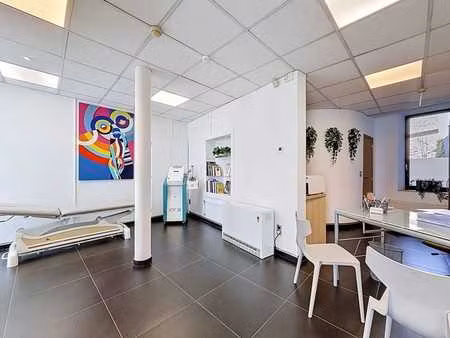 en plein centre-ville: magnifique rez-de-chaussée commercial