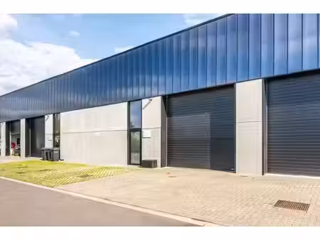 kmo-unit van 253 m² met 3 parkeerplaatsen en vergunde con...