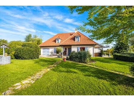 13 minutes à l'est de beaune : maison 1994 avec grand terrain : 4 chambres : pièce de vie.