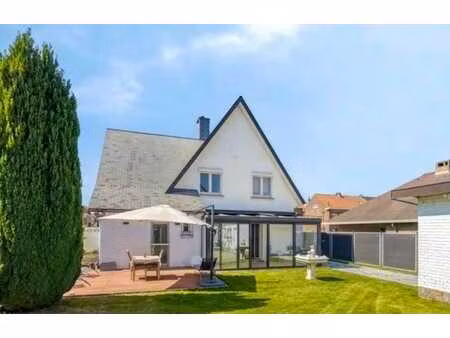 spacieuse villa avec jardin et garage