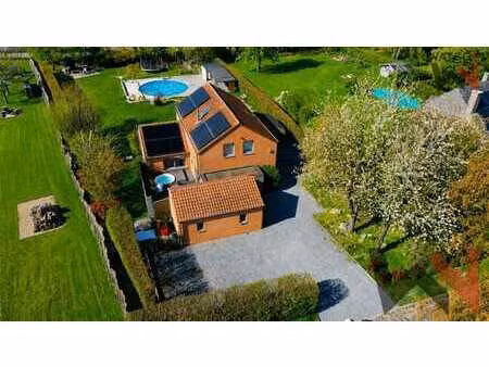 villa 4 façades sur 20 ares avec piscine peb b