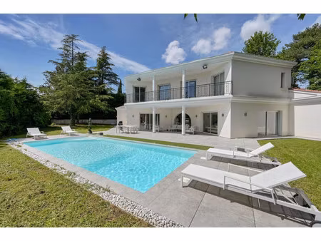 maison de luxe à louer dans le quartier le-perollier
