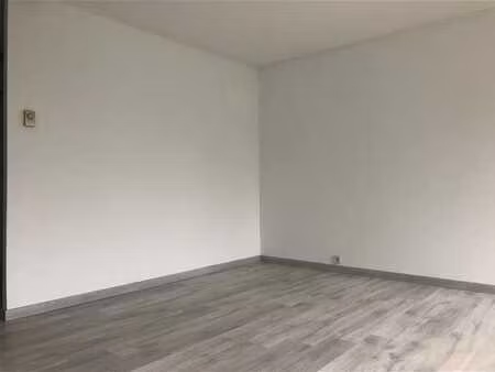 appartement entièrement rénové avec une chambre
