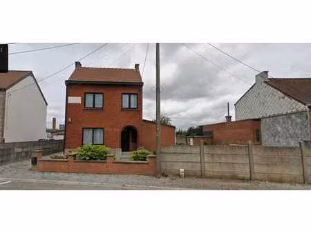 maison 4 façades avec jardin et garage.