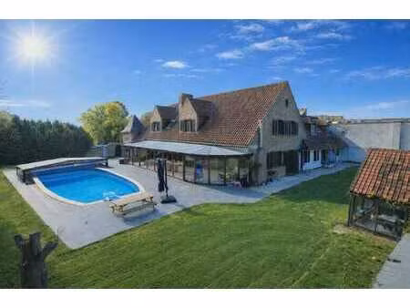 maison 4 chambres  4 sdb avec jardin et piscine.