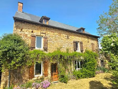 corps de ferme en pierres avec une vue campagne sur son terrain de près de 2 400m²
