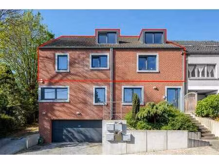 magnifique duplex +- 159 avec 4 chambres et parking