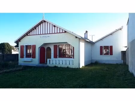 maison la guériniere centre bourg  200m à pied de la plage de l'océan.