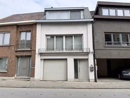 bel-étage complètement rénové - 3 chambres  gar. et jardin