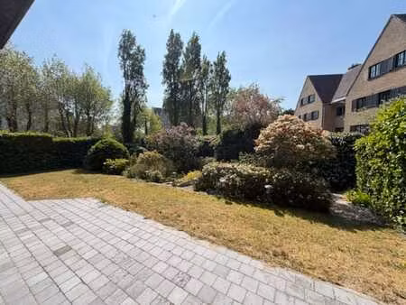 appartement avec deux chambres avec jardin de 130m² et pa...