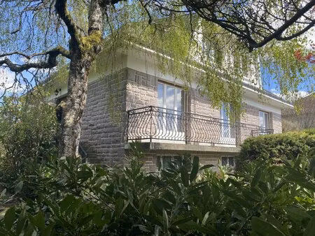 maison en granit offrant de belles prestations - jardin - proche commerces