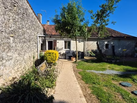maison rénovée à vendre à bords – calme  dépendances et beau potentiel