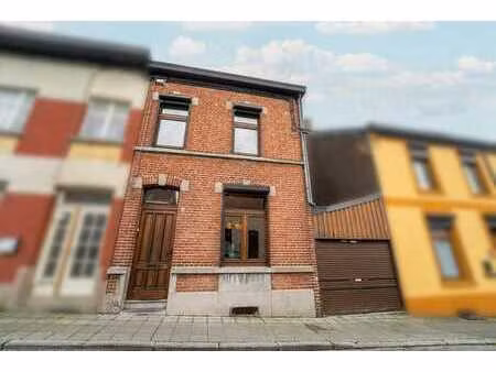 belle et spacieuse maison avec garage et jardin au calme