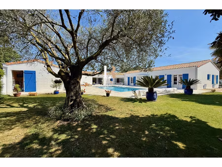 lagord - maison de plain pied sur jolie parcelle avec piscine  garage et stationnements