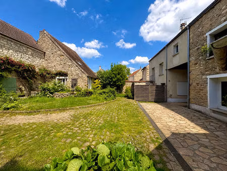 ennery corps de ferme comprenant 4 batiments d'environ 600 m² sur 1878 m² de terrain dont 