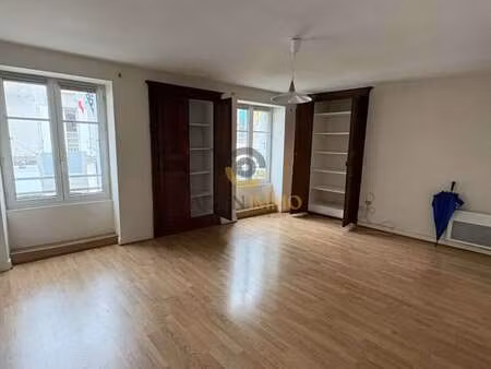 location appartement 3 pièces à bressuire (79300) : à louer 3 pièces / 60m² bressuire