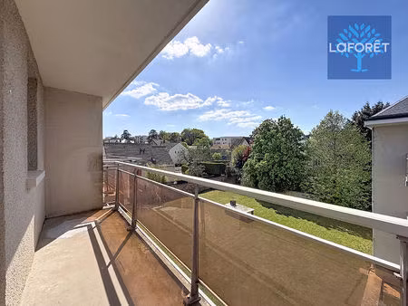 à louer - studio avec balcon - centre-ville.