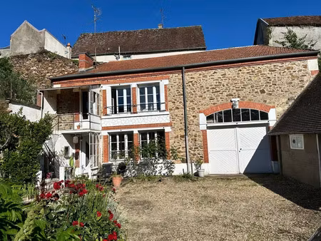 charmante maison de village  deux chambres  garage  cour et dépendances
