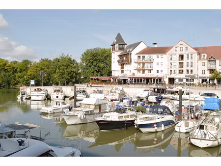 port cergy f3 avec terrasse et parking refait à neuf