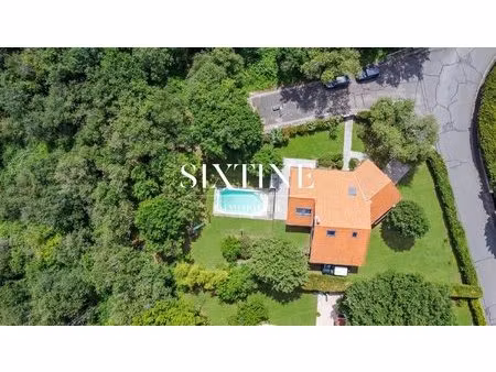 maison familiale avec piscine  en lisière de forêt