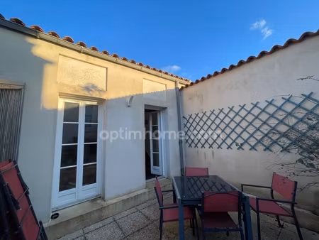 appartement coeur de saint martin de ré avec une terrasse 17410