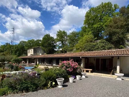 puymoyen. ensemble immobilier avec carrières